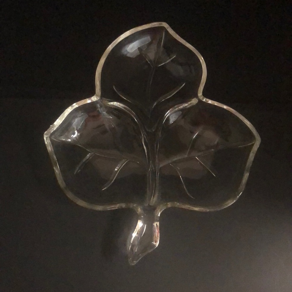 ❤️4/$10 Leaf Shaped Dish with 3 sections